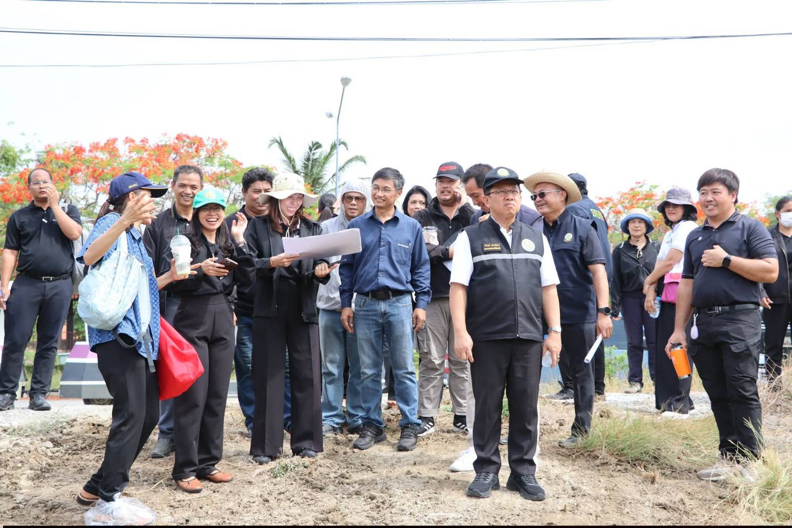title - สำนักแผนงานและโครงการพิเศษ กระทรวงเกษตรและสหกรณ์ ร่วมกับผู้แทนหน่วยงานภายในสังกัดกระทรวงเกษตรและสหกรณ์, ผู้อำนวยการศูนย์ส่งเสริมและพัฒนาอาชีพเสริมนอกภาคการเกษตร เข้าร่วมประชุมหารือและลงพื้นที่แปลงนาภายในศูนย์ส่งเสริมและพัฒนาอาชีพเสริมนอกภาคการเกษตร เพื่อเตรียมความพร้อมในการจัดกิจกรรมจิตอาสา กระทรวงเกษตรและสหกรณ์ 